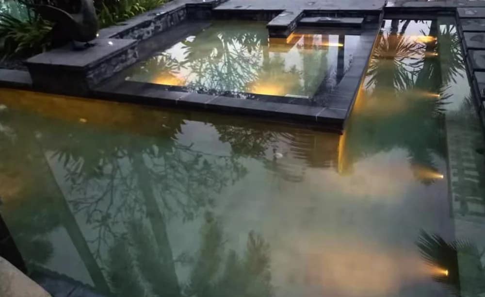 Suspended matter in the water affects the light effect