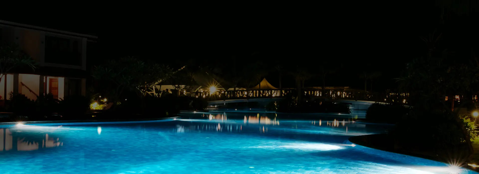 Pool Lights Enhance Your Nighttime Swim